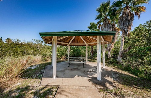 Largo Cottage | Cozy Clearwater Getaway – 10 Mins to Beach