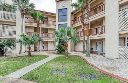 Navarre Beach Condo | Cozy coastal condo w/ a furnished balcony, shared pool, & easy beach access