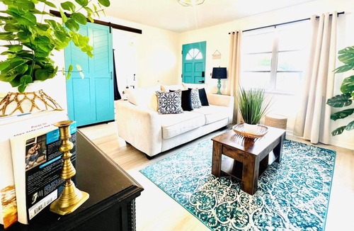 Disston Heights House | Cozy coastal cottage–15 minutes from beach or downtown