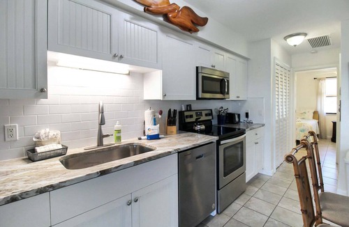 Sanibel Condo | Cozy Coastal Haven - Your Relaxing Sanibel Getaway - Private Beach - Pet Friendly - Signal Inn 07