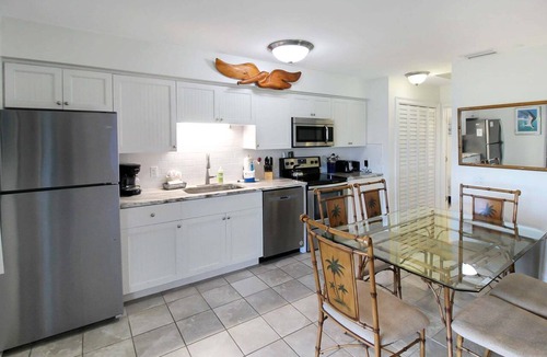Sanibel Condo | Cozy Coastal Haven - Your Relaxing Sanibel Getaway - Private Beach - Pet Friendly - Signal Inn 07
