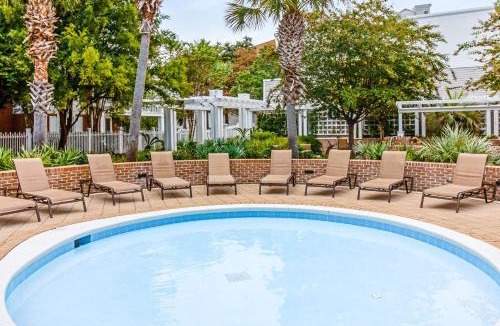 Baytowne Wharf Apartment | Cozy coastal studio with access to a pool hot tub tennis courts grill & spas