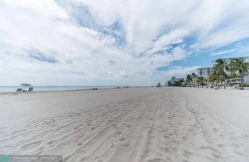 Hollywood South Central Beach Condo | Cozy condo with AC and WiFi in charming Hollywood Beach.