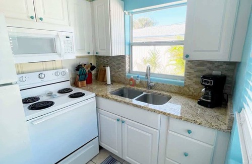 Port Canaveral Cottage | Cozy Cottage 1BR w/sun room, 3 min walk to beach