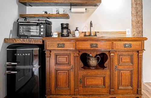 Chester House | Cozy cottage, beautiful views, close to Warwick!