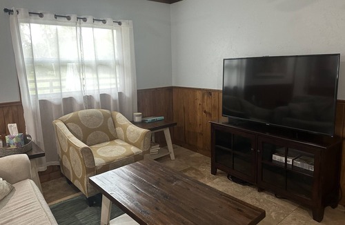 Bee Ridge Cottage | Cozy cottage in Sarasota in a quiet setting, 15 minute drive to Siesta Beach.