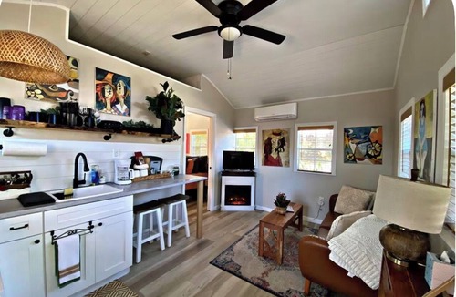 St. Petersburg - Clearwater Cottage | Cozy Cottage in the heart of St. Pete with hot tub- Pets welcome!