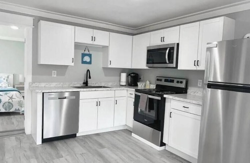Freeport Cottage | Cozy Cottage - King Bed - Close to Beaches - Dog Friendly - Firepit - Backporch
