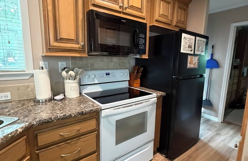 Crystal River Cottage | Cozy Cottage located in Sun Retreats Crystal River fully furnished sleeps 6