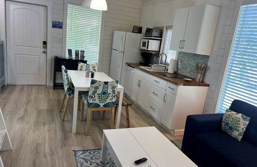 Homestead Cottage | Cozy Cottage on a Tropical Fruit Farm for a Peaceful Escape near Homestead, Florida