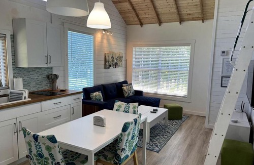Homestead House | Cozy Cottage on a Tropical Fruit Farm for a Peaceful Escape near Homestead, Florida