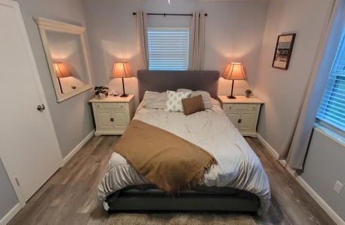Ocala House | Cozy Cottage - Sleeps 8 - Close to Silver Springs & WEC