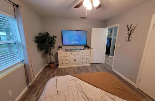 Ocala House | Cozy Cottage - Sleeps 8 - Close to Silver Springs & WEC