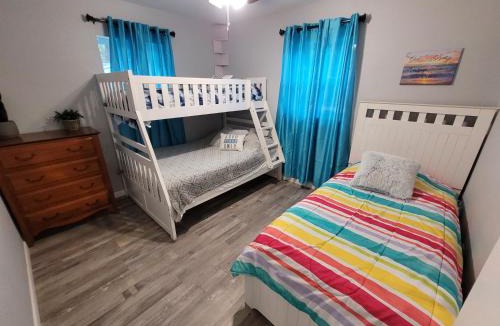 Ocala House | Cozy Cottage - Sleeps 8 - Close to Silver Springs & WEC