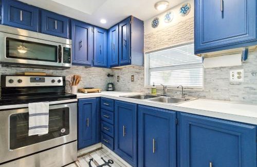 Flamingo Bay House | Cozy Cottage with BBQ Area and Modern Amenities in Saint James City, Florida