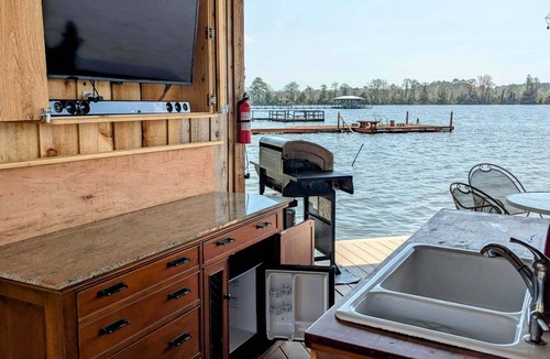 Cordele House | Cozy Cottage with amazing views on the lake.