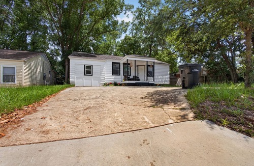 Tallahassee House | Cozy Den w/Office, Kitchen, Wi-Fi, Back Yard, Fire pit, Grill &mins to FAMU FSU