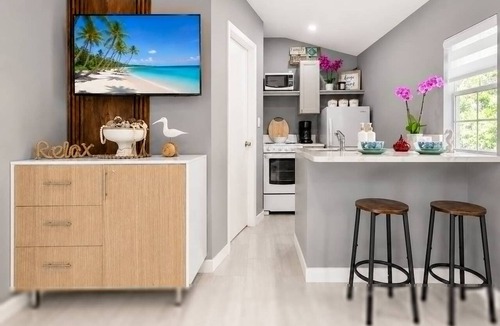 Miramar House | Cozy escape | Free parking | Private Patio