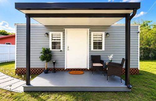 Miramar House | Cozy escape | Free parking | Private Patio