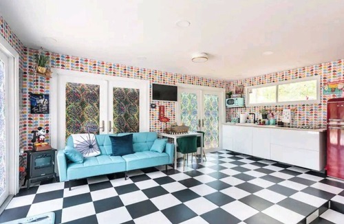 Davenport Cottage | Cozy Forest Retreat Mid-Century Charm Fireplace 20 Min to Disney