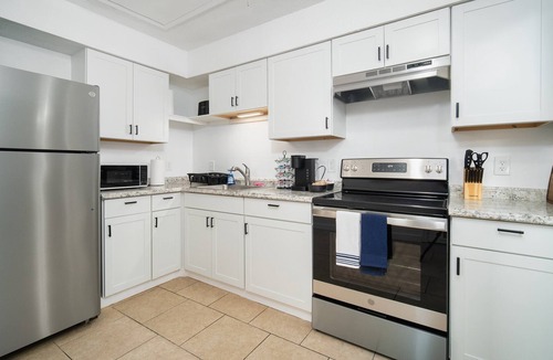 Southside Apartment | Cozy, fully-furnished 2BR/1BA apartment with ample parking in Jacksonville's Southside