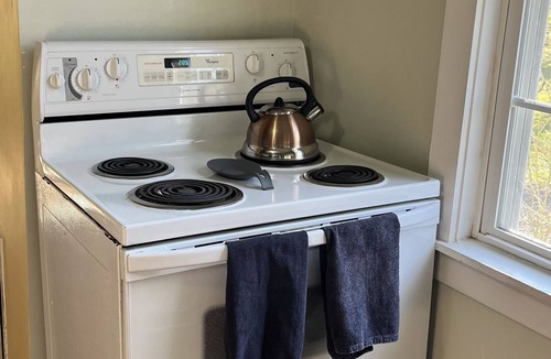 Racine Cottage | Cozy getaway. Peaceful. 5 min to Historic Harmony. Fireplace. Pet friendly.