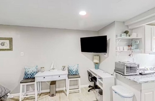 University House | Cozy Guesthouse Fire Pit near Busch Gardens & USF