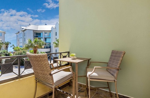 Gulf Place Condo | Cozy Gulf Place Studio | Walk to Beach, Restaurants & Shops