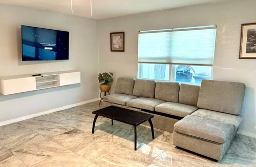 Bayview House | Cozy home - Close to beaches