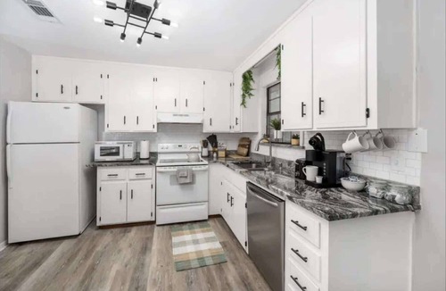 West Pensacola House | Cozy home w/fire pit, BBQ & dog-friendly