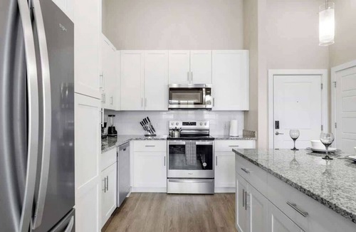 Southeast Orlando Apartment | Cozy King Bed, Resort Amenities & Pet-Friendly