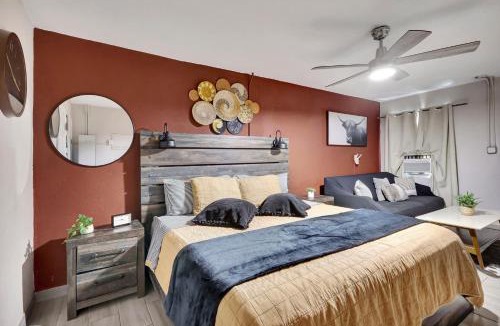 Bryant Apartment | Cozy King Bed Studio - Affordable Fresh Cozy