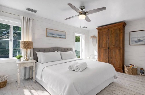 Sarasota Cottage | Cozy Lido Key Studio Steps to Beach & Kayaking