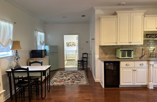 Alachua Cottage | Cozy Luxury Cottage — Private setting & Fireplace