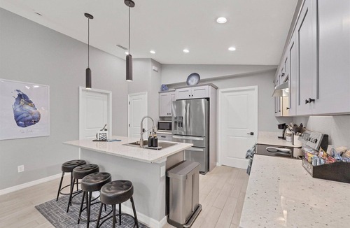 Englewood East House | Cozy Modern Home - Walkable - 10 Min to Beach