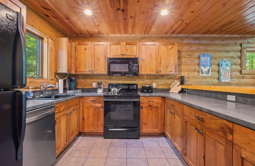 Boyne City Cabin | Cozy Mountain Cabin| Private Hot Tub| Ski-in/Ski-out | Sleeps 8 | 3 Bedroom