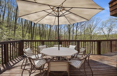 Garrison Ski Chalet | Cozy nature getaway 60 mins from NYC near WestPoint! Family Friendly with Piano!