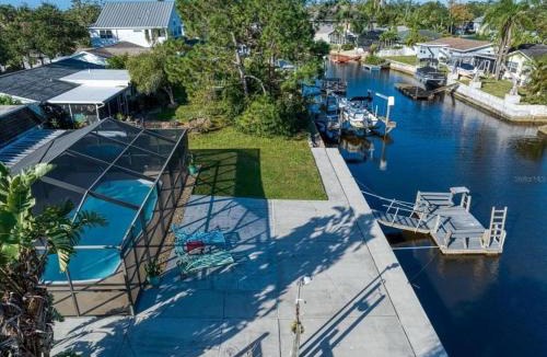 Marthas Vineyard House | Cozy Oasis Screened Pool Picturesque Water Canal Views!
