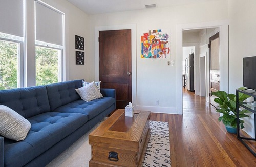 Historic Old Northeast Apartment | COZY OLD NORTHEAST/DOWNTOWN APARTMENT: CLOSE TO EVERYTHING