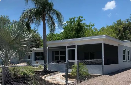 Fruitville House | Cozy Palm Retreat Enjoyable 3-bedroom house with AC for a relaxing stay