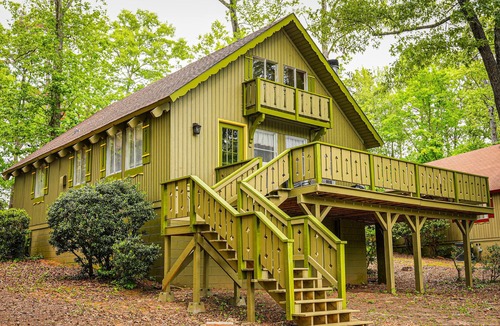 Pine Mountain House | Cozy pet friendly chalet overlooking Lake Innsbruck. Perfect fishing spot!