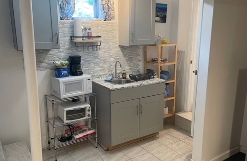 South Side Apartment | COZY PRIVATE STUDIO w/ Free Off-Street Parking & Washer/Dryer