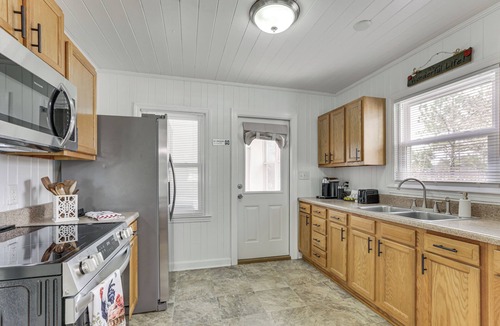 Thomasville House | Cozy & Remolded! Near Thomasville Feels Like Home