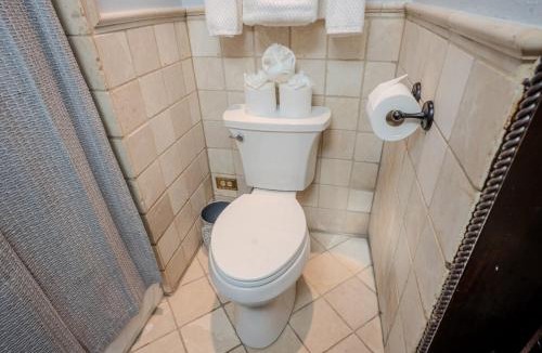 Greenwich House | Cozy Riverfront Cottage - Pool, Hot Tub, 35 min NYC
