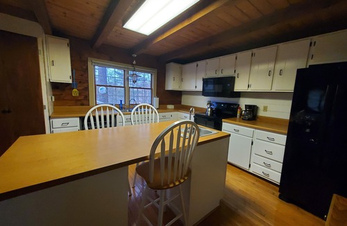 Huntingdon Cabin | Cozy, rustic 3-bedroom cabin in fabulous Lake Raystown with AC