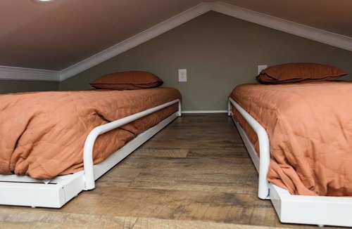 Blakely Cabin | Cozy Rustic Open Design Cabin with Fiber Internet/WiFi, AC in charming BlakelyGA