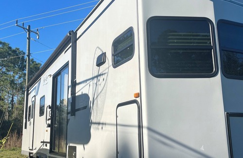 Port Malabar House | Cozy RV in Palm Bay, FL with pool access!
