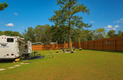 Dunnellon House | Cozy RV Retreat/Private Backyard- 5 min from Rainbow River Park