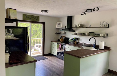 Elberta House | Cozy Sandhill Cottage, 15mi from Crystal Mountain, dog friendly, AC