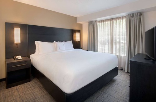 Town Center Hotel | Cozy Suite Escape! 4 2BR Units w/Kitchens & Free Breakfast! Outdoor Pool, Gym
